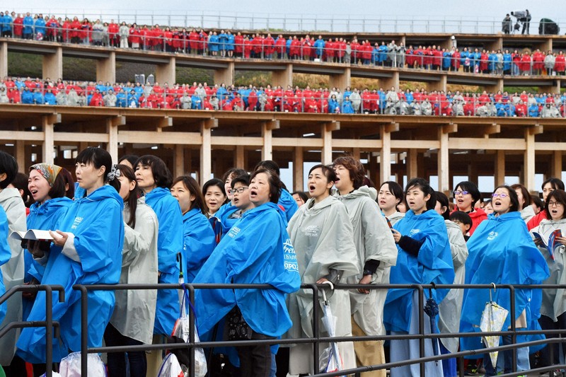 万博開門「楽しみで寝られず」 ミャクミャク姿の来場者も | 毎日新聞