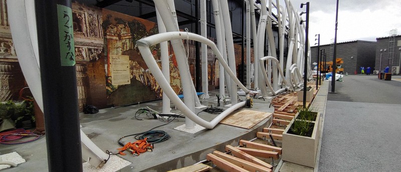 未完成の万博パビリオン、スマホで撮る人も 工事関係者に思い聞くと