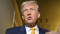 大統領専用機（エアフォースワン）の機内で記者たちの取材に応じるトランプ米大統領＝2025年4月12日、AP