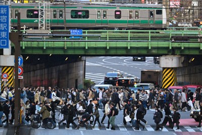 都心の交差点を行き交う人たち。追い立てられるように急ぐ人も少なくない＝東京都新宿区で9日、渡部直樹撮影