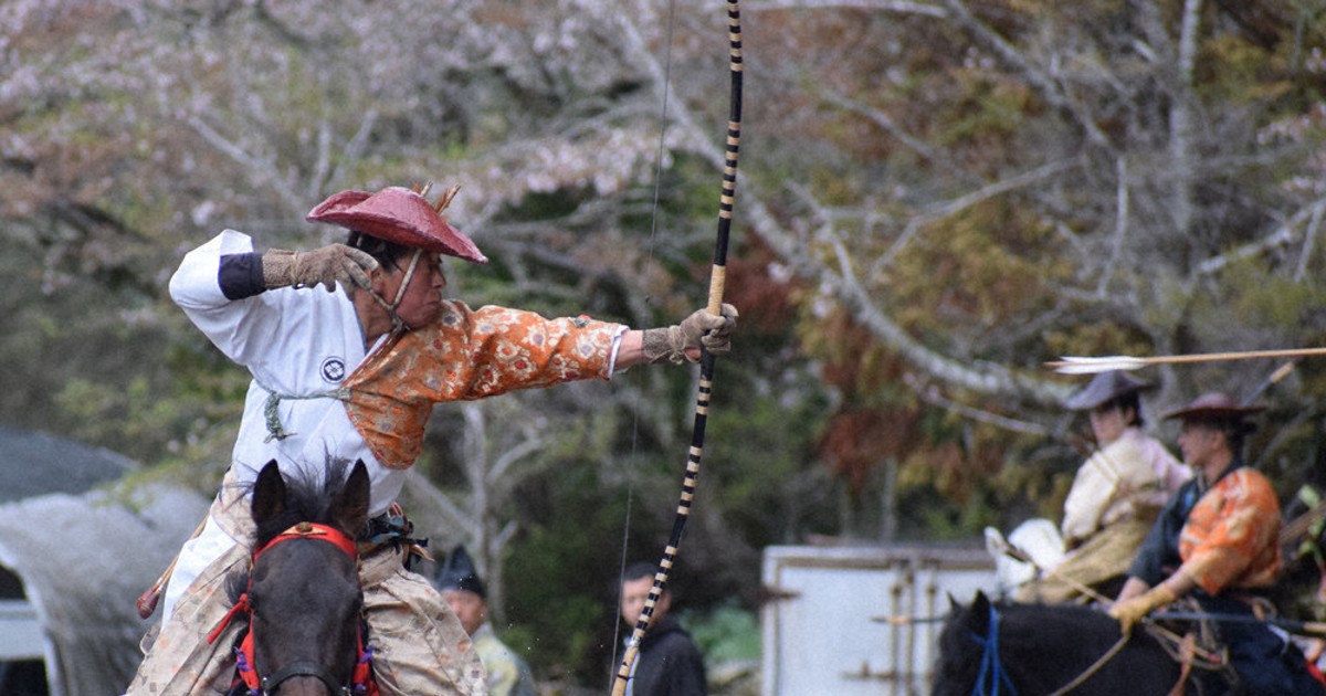 命中お見事！妙技に歓声 岡八幡宮で流鏑馬神事 伊賀 ／三重 | 毎日新聞