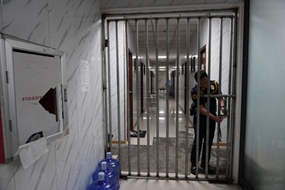 かつてのオンラインカジノの拠点は現在、フィリピン組織犯罪対策委員会が拘束した容疑者の収容施設となっている＝マニラで2025年2月12日午前11時3分、石山絵歩撮影