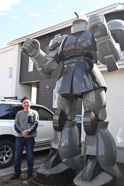 福島市に巨大な「ロボット石像」 被災した一家の心癒やし | 毎日新聞