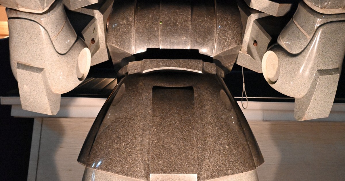 福島市に巨大な「ロボット石像」 被災した一家の心癒やし [写真特集1/4