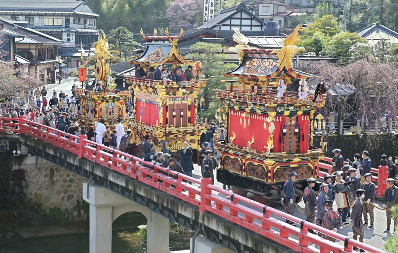 3年ぶりに12台の屋台勢ぞろい 春の高山祭、観光客にぎわう 岐阜 | 毎日新聞