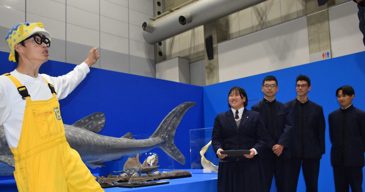 サカナ☆スター展にさかなクン 愛媛の水族館で高校生を激励 | 毎日新聞