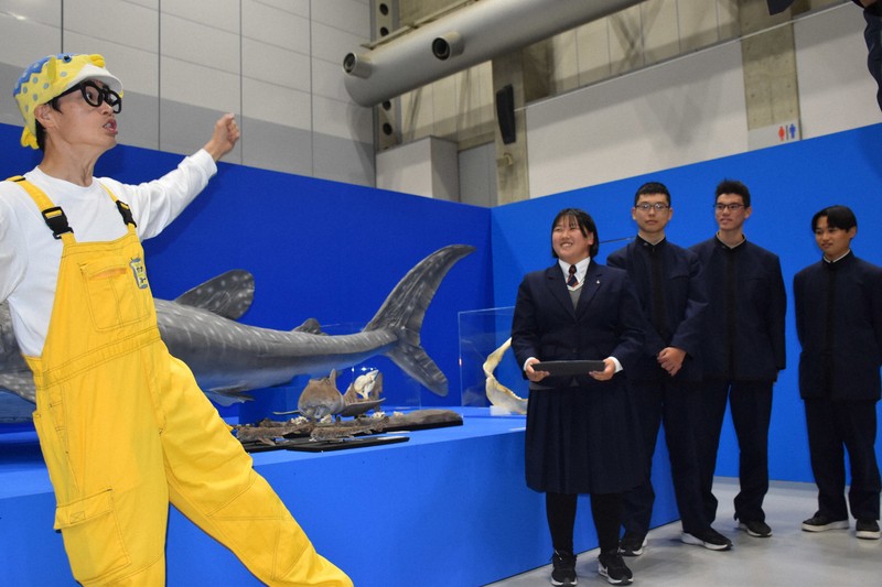 サカナ☆スター展にさかなクン 愛媛の水族館で高校生を激励 | 毎日新聞