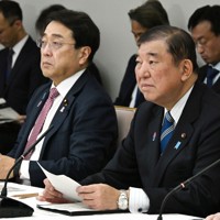米国の関税措置に関する総合対策本部の会議に石破茂首相（右）とともに出席する赤沢亮正経済再生担当相（左）＝首相官邸で2025年4月11日午前8時23分、平田明浩撮影