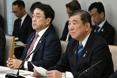 米国の関税措置に関する総合対策本部の会議に石破茂首相（右）とともに出席する赤沢亮正経済再生担当相（左）＝首相官邸で2025年4月11日午前8時23分、平田明浩撮影