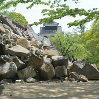 地震で崩落し、道路を覆う石垣＝熊本市中央区の熊本城で2016年4月20日午後1時18分、井川加菜美撮影