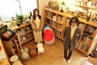 子供部屋のような店内で、杉山孝さん（右）とスタッフの高田紗友美さん＝静岡県長泉町で2025年3月4日午後4時51分、高橋昌紀撮影