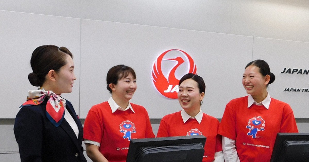 成田で万博盛り上げ キャラクターTシャツ、旅客出迎え JAL ／千葉