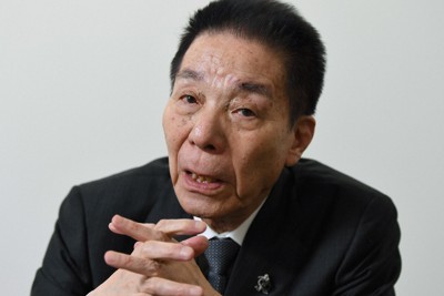 インタビューに答える古賀誠元自民党幹事長＝東京都港区で2025年4月4日、宮本明登撮影