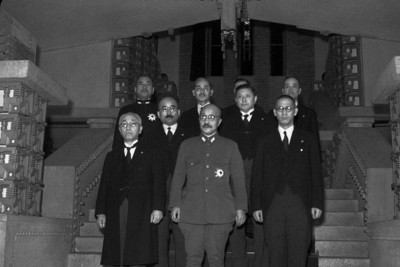 東条英機が首相に指名され親任式を終え、初閣議を開いた後、記念写真に納まる東条内閣閣僚（前列左から橋田邦彦文相、東条英機首相（兼陸相・内相）、鈴木貞一国務相（兼企画院総裁）、中列左から小泉親彦厚相、井野碩哉農相、後列左から嶋田繁太郎海相、東郷茂徳外相兼拓務相、寺島健逓相兼鉄道相、岩村通世法相＝首相官邸で1941年（昭和16年）10月