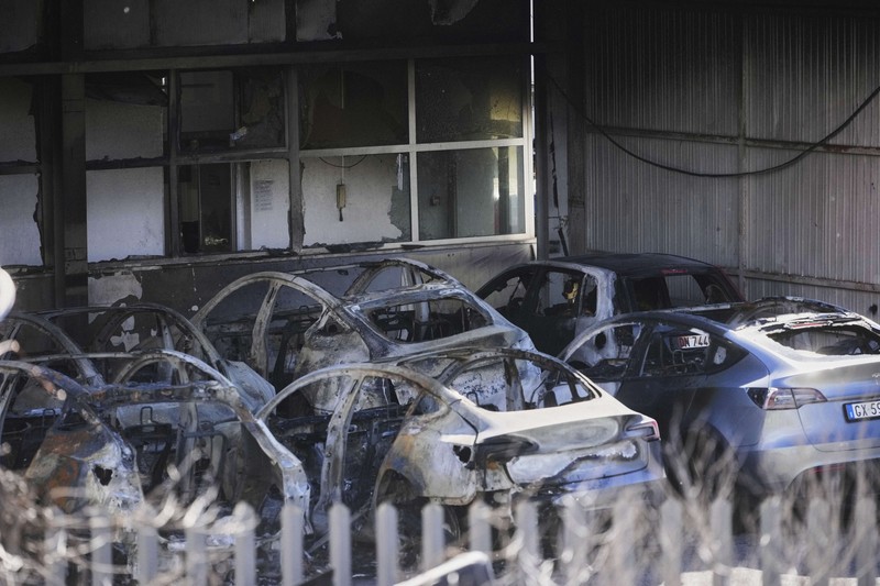 焼けた米電気自動車大手テスラの車＝ローマ郊外のテスラ販売店で2025年3月31日、AP