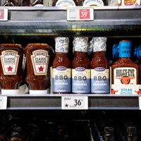 欧州の製品だと識別するために値札に黒い星のマークが付けられたバーベキューソース（中央）。両隣は米国製品＝デンマーク中部ラナースのスーパーマーケットで2025年3月17日、ロイター