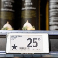 欧州の製品だと識別するために値札に黒い星のマークが付けられたドレッシング＝デンマーク中部ラナースのスーパーマーケットで2025年3月17日、ロイター