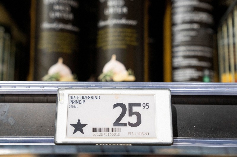 欧州の製品だと識別するために値札に黒い星のマークが付けられたドレッシング＝デンマーク中部ラナースのスーパーマーケットで2025年3月17日、ロイター