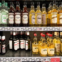 欧州の製品だと識別するために値札に黒い星のマークが付けられた蒸留酒＝デンマーク中部ラナースのスーパーマーケットで2025年3月17日、ロイター