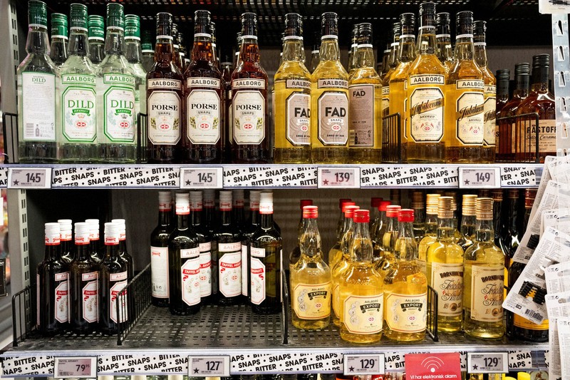 欧州の製品だと識別するために値札に黒い星のマークが付けられた蒸留酒＝デンマーク中部ラナースのスーパーマーケットで2025年3月17日、ロイター