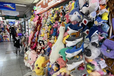 市場では輸出用として大量のぬいぐるみが並んでいた＝中国・浙江省義烏で2025年4月13日、松倉佑輔撮影