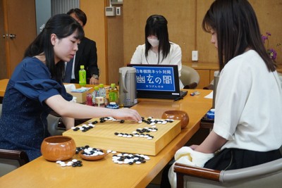 藤沢里菜女流名人（右）を破って女流名人位を奪取した上野愛咲美・新女流名人＝東京都千代田区の日本棋院で2025年4月16日、武内亮撮影