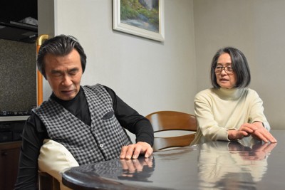 パーキンソン病患者の吉岡和彦さん（左）と妻澄恵さん。和彦さんは姿勢を維持するため、座る時もクッションが欠かせない＝京都市で2025年4月16日午前11時15分、中村園子撮影