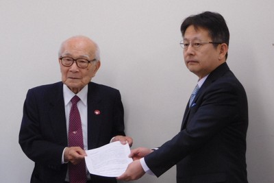 外務省の中村仁威・軍縮不拡散・科学部長（右）に要請書を手渡す日本被団協の田中熙巳代表委員＝東京都千代田区の外務省で2025年4月17日午前11時5分、椋田佳代撮影