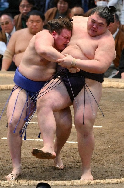 スポーツ推し！：大相撲・春場所 敢闘賞の安青錦関 ウクライナを離れ