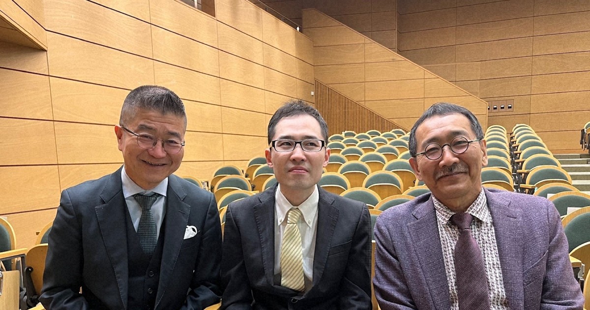 関東子ども精神保健学会が開かれた明治大学で作家の東田直樹さん（中央）、医師の青木省三さんと＝筆者提供