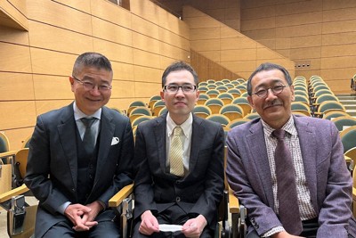 関東子ども精神保健学会が開かれた明治大学で作家の東田直樹さん（中央）、医師の青木省三さんと＝筆者提供