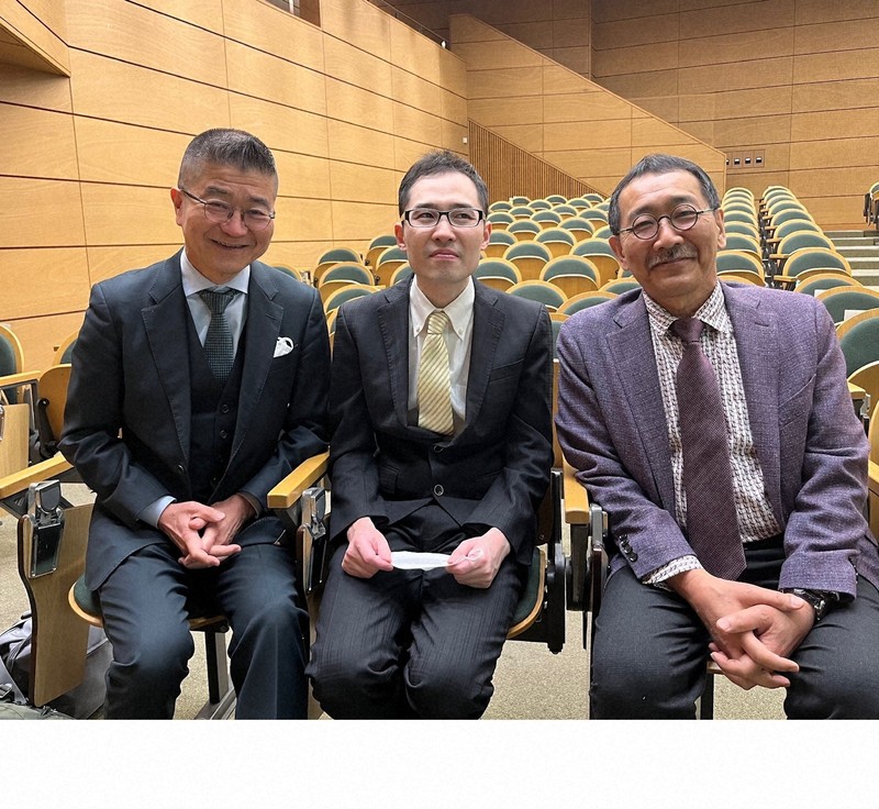 関東子ども精神保健学会が開かれた明治大学で作家の東田直樹さん（中央）、医師の青木省三さんと＝筆者提供