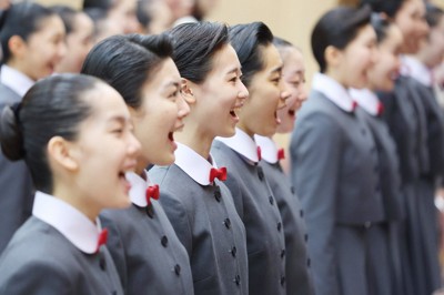 宝塚音楽学校の入学式で校歌を歌う新入生たち＝兵庫県宝塚市で2025年4月18日午前10時41分、梅田麻衣子撮影