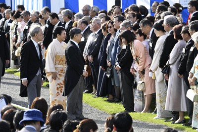 昨年の秋の園遊会の様子。天皇、皇后両陛下らが歩まれるルート沿いに大勢の招待者が集まる＝東京都港区の赤坂御苑で2024年10月30日午後2時3分、藤井達也撮影