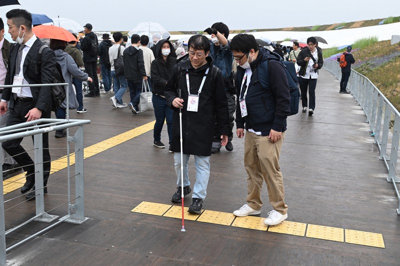 多様」な万博のはずが……大屋根リング最上段に点字ブロックなし [写真