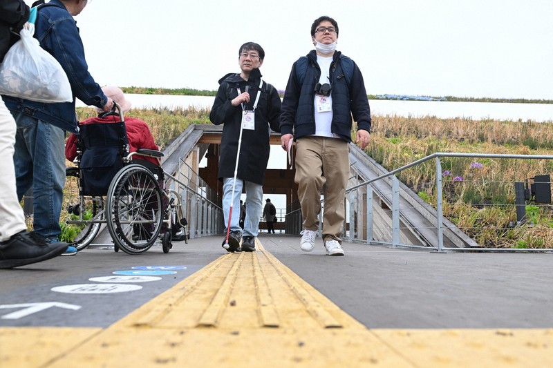 多様」な万博のはずが……大屋根リング最上段に点字ブロックなし [写真