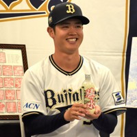出身地の大阪府羽曳野市の「勝水」をPRする太田椋選手＝京セラドーム大阪で2025年3月8日午後0時14分、皆川真仁撮影