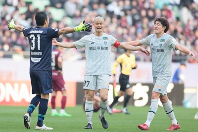 第4節の神戸戦で今季初勝利を挙げて喜ぶ福岡の選手＝ノエビアスタジアム神戸で2025年3月1日、中川祐一撮影