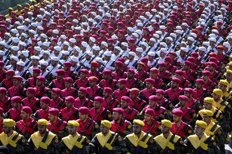 行進するイラン軍の兵士=テヘラン近郊で2025年4月18日、AP