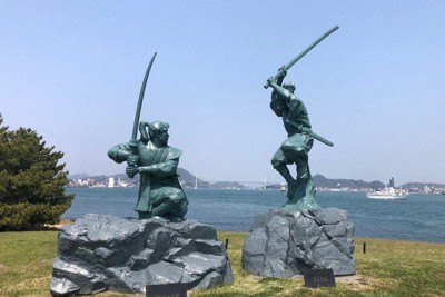 巌流島にある武蔵と小次郎の像