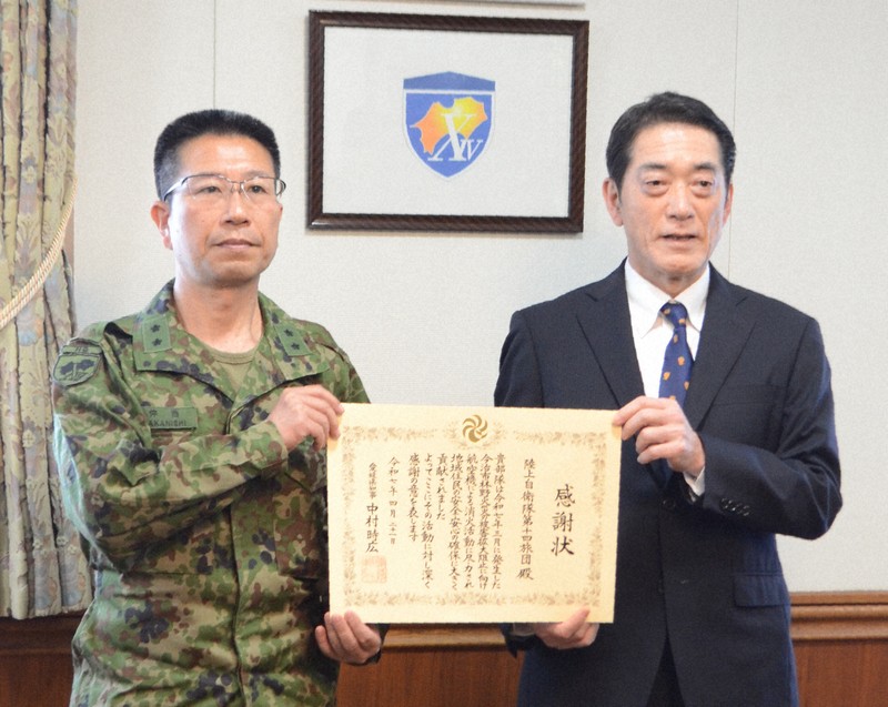 愛媛の山林火災に災害派遣 香川の陸自14旅団に愛媛知事が感謝状 | 毎日新聞