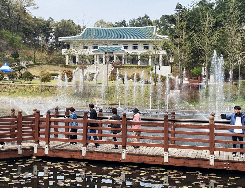 歴代韓国大統領像が立つ「青南台」 いないのはあの3人 国内分断激化で