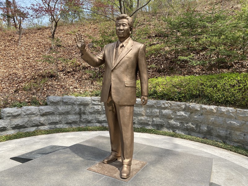 歴代韓国大統領像が立つ「青南台」 いないのはあの3人 国内分断激化で