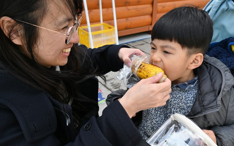 甘くておいしい」 札幌の大通公園、とうきびワゴンの営業スタート