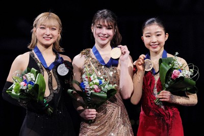 世界選手権の表彰式で、メダルを手に笑顔を見せる女子1位・米国のアリサ・リュウ選手（中央）、2位の坂本花織選手（左）、3位の千葉百音選手＝米ボストンで2025年3月28日、吉田航太撮影