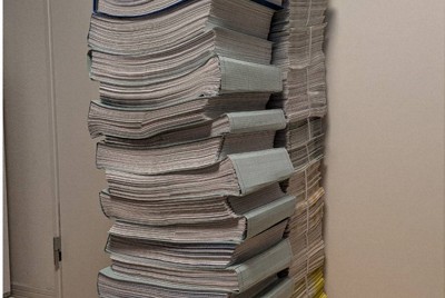 中野さんの娘・結衣さんが使った塾のプリントやテキスト。中野さんは解法のポイントをコメントしたり、ポイントを暗記しやすいように緑色のマーカーで塗ったりしてサポートした（中野さん提供）