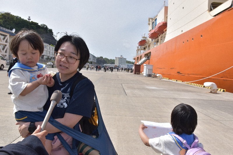 南極観測船「しらせ」帰国 家族ら笑顔で迎え 海自横須賀基地 ／神奈川