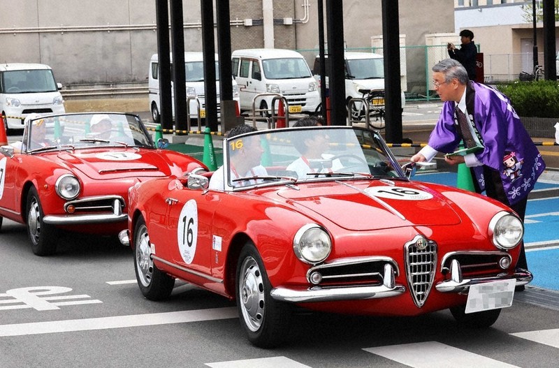 旧車魅力にくぎ付け 桜井通過の公道ラリー ／奈良 | 毎日新聞