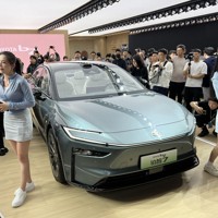 トヨタ自動車の新型電気自動車（EV）「bZ7」＝中国・上海で2025年4月23日午前9時18分、松倉佑輔撮影