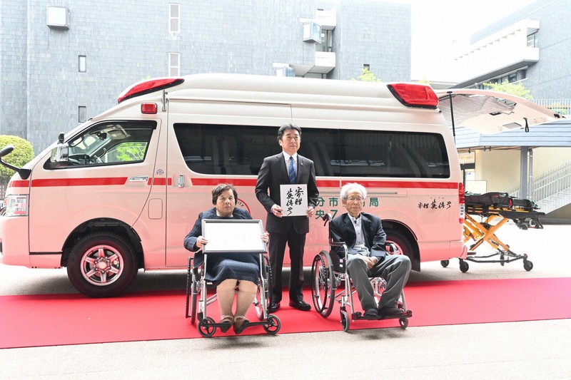 助けてもらった恩返し」 高齢夫婦が高規格救急車を寄贈 大分 [写真特集